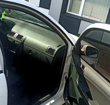 Білий Шкода Фабія, об'ємом двигуна 1.2 л та пробігом 425 тис. км за 2800 $, фото 9 на Automoto.ua