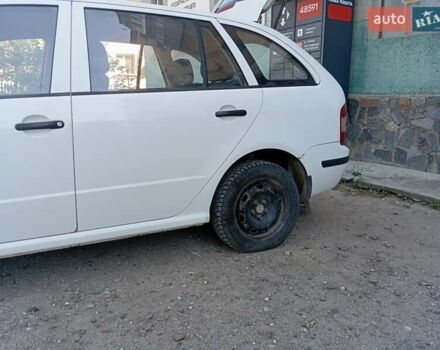 Белый Шкода Фабия, объемом двигателя 1.2 л и пробегом 159 тыс. км за 3200 $, фото 1 на Automoto.ua