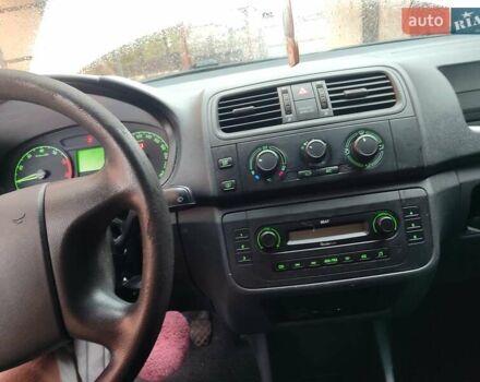 Белый Шкода Фабия, объемом двигателя 1.2 л и пробегом 170 тыс. км за 3800 $, фото 2 на Automoto.ua