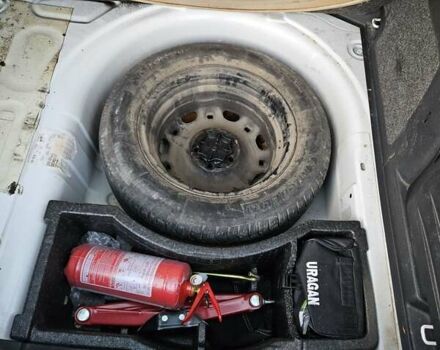 Білий Шкода Фабія, об'ємом двигуна 1.39 л та пробігом 213 тис. км за 5100 $, фото 8 на Automoto.ua