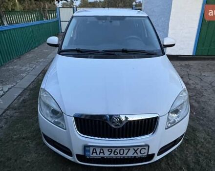 Белый Шкода Фабия, объемом двигателя 1.39 л и пробегом 235 тыс. км за 5800 $, фото 1 на Automoto.ua