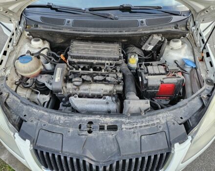 Белый Шкода Фабия, объемом двигателя 1.4 л и пробегом 280 тыс. км за 5242 $, фото 6 на Automoto.ua