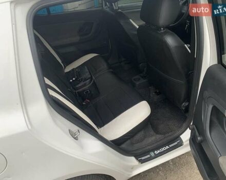 Белый Шкода Фабия, объемом двигателя 1.4 л и пробегом 220 тыс. км за 4999 $, фото 4 на Automoto.ua