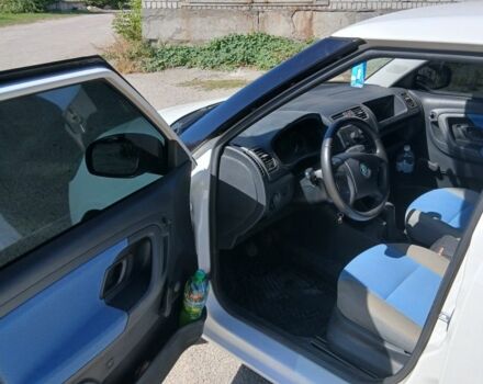 Белый Шкода Фабия, объемом двигателя 1.2 л и пробегом 198 тыс. км за 3850 $, фото 6 на Automoto.ua