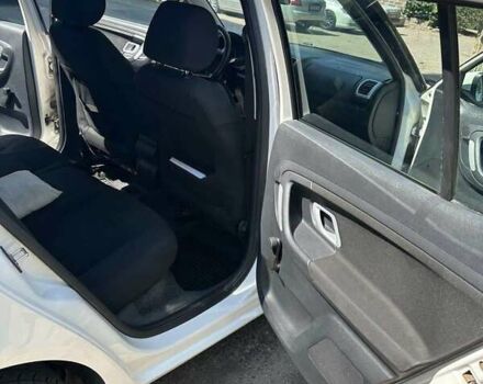 Белый Шкода Фабия, объемом двигателя 1.39 л и пробегом 320 тыс. км за 4700 $, фото 13 на Automoto.ua