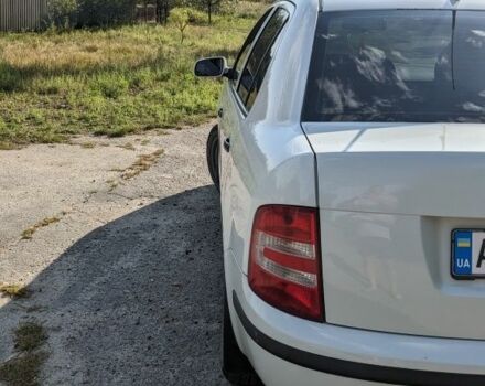 Белый Шкода Фабия, объемом двигателя 1.4 л и пробегом 207 тыс. км за 3500 $, фото 3 на Automoto.ua