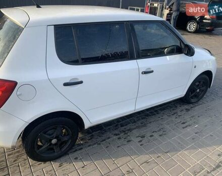 Белый Шкода Фабия, объемом двигателя 1.4 л и пробегом 220 тыс. км за 4999 $, фото 2 на Automoto.ua