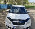 Белый Шкода Фабия, объемом двигателя 1.2 л и пробегом 250 тыс. км за 4500 $, фото 1 на Automoto.ua