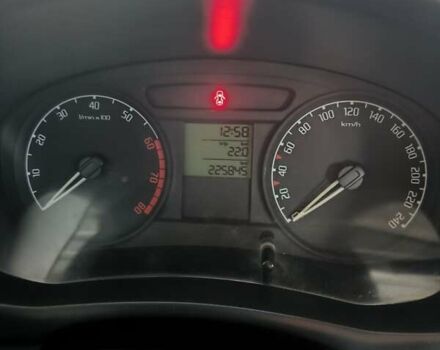 Белый Шкода Фабия, объемом двигателя 1.2 л и пробегом 225 тыс. км за 4000 $, фото 2 на Automoto.ua