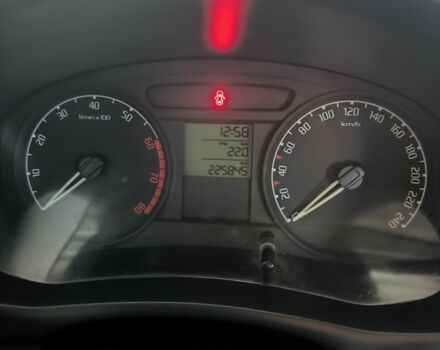 Белый Шкода Фабия, объемом двигателя 1.2 л и пробегом 225 тыс. км за 4000 $, фото 3 на Automoto.ua