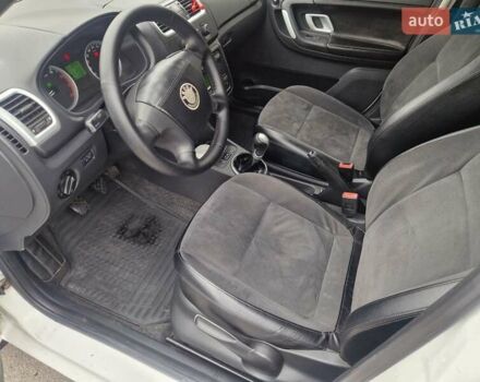 Белый Шкода Фабия, объемом двигателя 1.4 л и пробегом 193 тыс. км за 5700 $, фото 13 на Automoto.ua