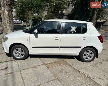 Белый Шкода Фабия, объемом двигателя 1.39 л и пробегом 320 тыс. км за 4700 $, фото 1 на Automoto.ua