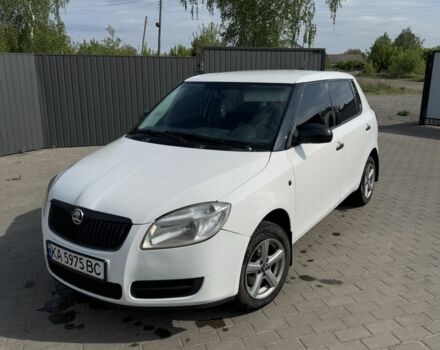 Белый Шкода Фабия, объемом двигателя 1.4 л и пробегом 240 тыс. км за 4400 $, фото 2 на Automoto.ua