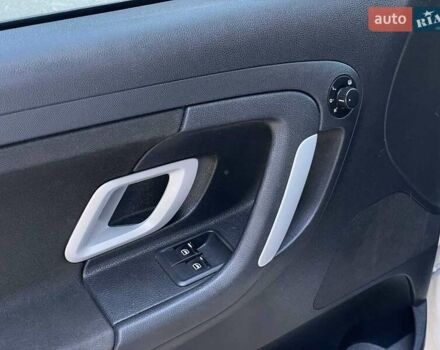 Белый Шкода Фабия, объемом двигателя 1.4 л и пробегом 262 тыс. км за 4740 $, фото 12 на Automoto.ua