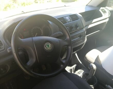 Белый Шкода Фабия, объемом двигателя 1.2 л и пробегом 225 тыс. км за 4000 $, фото 1 на Automoto.ua