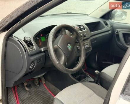 Белый Шкода Фабия, объемом двигателя 1.42 л и пробегом 273 тыс. км за 3800 $, фото 11 на Automoto.ua