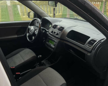 Белый Шкода Фабия, объемом двигателя 1.42 л и пробегом 349 тыс. км за 4600 $, фото 5 на Automoto.ua