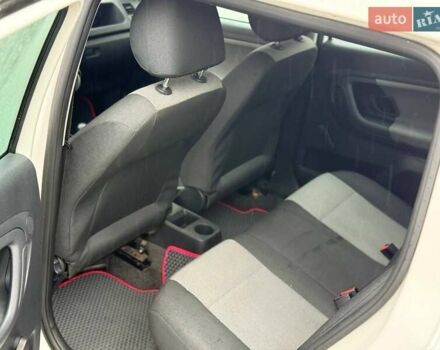 Белый Шкода Фабия, объемом двигателя 1.42 л и пробегом 273 тыс. км за 3800 $, фото 8 на Automoto.ua