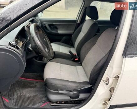 Белый Шкода Фабия, объемом двигателя 1.42 л и пробегом 273 тыс. км за 3800 $, фото 13 на Automoto.ua
