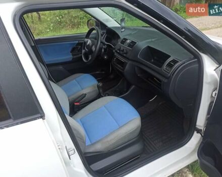 Білий Шкода Фабія, об'ємом двигуна 1.2 л та пробігом 246 тис. км за 4300 $, фото 5 на Automoto.ua
