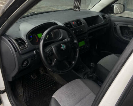 Белый Шкода Фабия, объемом двигателя 1.42 л и пробегом 349 тыс. км за 4600 $, фото 6 на Automoto.ua