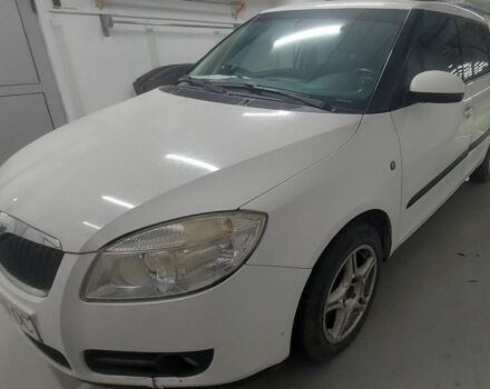 Белый Шкода Фабия, объемом двигателя 1.6 л и пробегом 146 тыс. км за 5500 $, фото 2 на Automoto.ua