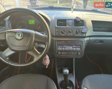 Белый Шкода Фабия, объемом двигателя 1.6 л и пробегом 196 тыс. км за 5200 $, фото 5 на Automoto.ua