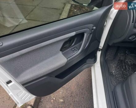 Белый Шкода Фабия, объемом двигателя 1.2 л и пробегом 48 тыс. км за 5000 $, фото 5 на Automoto.ua