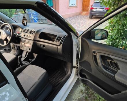 Белый Шкода Фабия, объемом двигателя 1.2 л и пробегом 140 тыс. км за 5900 $, фото 10 на Automoto.ua