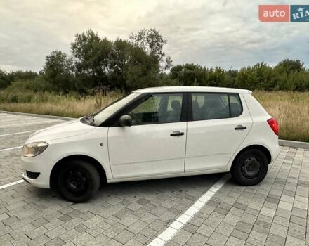 Белый Шкода Фабия, объемом двигателя 1.2 л и пробегом 225 тыс. км за 3900 $, фото 1 на Automoto.ua