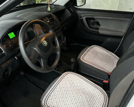 Белый Шкода Фабия, объемом двигателя 1.39 л и пробегом 141 тыс. км за 5400 $, фото 9 на Automoto.ua