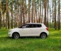 Белый Шкода Фабия, объемом двигателя 1.4 л и пробегом 316 тыс. км за 4350 $, фото 3 на Automoto.ua
