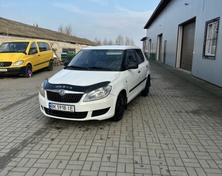 Белый Шкода Фабия, объемом двигателя 1.2 л и пробегом 265 тыс. км за 3299 $, фото 1 на Automoto.ua