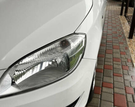 Белый Шкода Фабия, объемом двигателя 1.39 л и пробегом 141 тыс. км за 5400 $, фото 1 на Automoto.ua