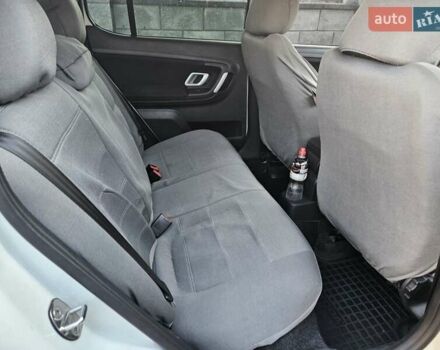 Белый Шкода Фабия, объемом двигателя 1.6 л и пробегом 198 тыс. км за 5200 $, фото 45 на Automoto.ua