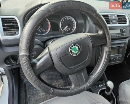 Белый Шкода Фабия, объемом двигателя 1.6 л и пробегом 198 тыс. км за 5200 $, фото 14 на Automoto.ua