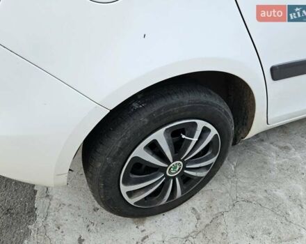 Белый Шкода Фабия, объемом двигателя 1.6 л и пробегом 198 тыс. км за 5200 $, фото 23 на Automoto.ua