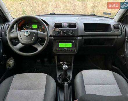 Белый Шкода Фабия, объемом двигателя 1.2 л и пробегом 225 тыс. км за 3900 $, фото 5 на Automoto.ua