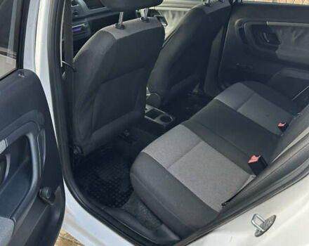 Белый Шкода Фабия, объемом двигателя 1.2 л и пробегом 266 тыс. км за 3299 $, фото 11 на Automoto.ua