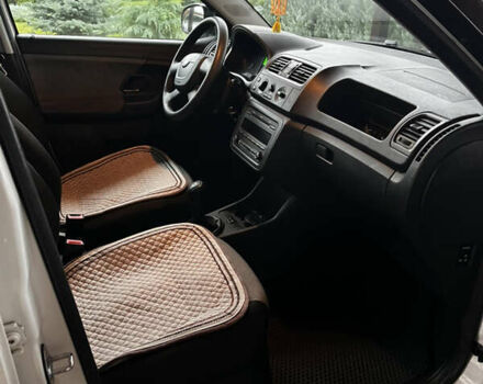 Белый Шкода Фабия, объемом двигателя 1.39 л и пробегом 141 тыс. км за 5400 $, фото 8 на Automoto.ua