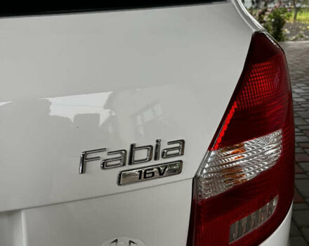 Белый Шкода Фабия, объемом двигателя 1.39 л и пробегом 141 тыс. км за 5400 $, фото 4 на Automoto.ua