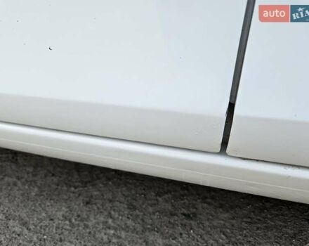 Белый Шкода Фабия, объемом двигателя 1.6 л и пробегом 198 тыс. км за 5200 $, фото 2 на Automoto.ua