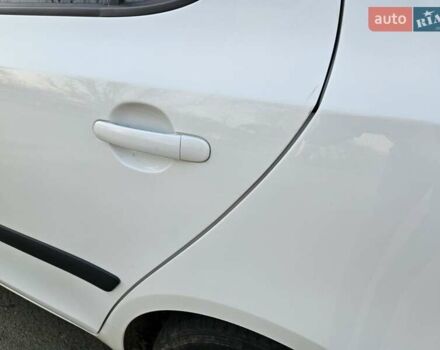 Белый Шкода Фабия, объемом двигателя 1.6 л и пробегом 198 тыс. км за 5200 $, фото 3 на Automoto.ua