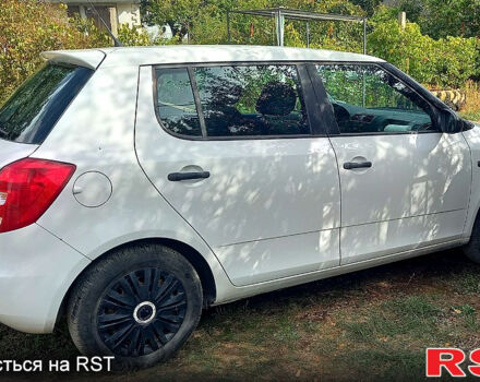 Белый Шкода Фабия, объемом двигателя 1.6 л и пробегом 264 тыс. км за 5500 $, фото 3 на Automoto.ua