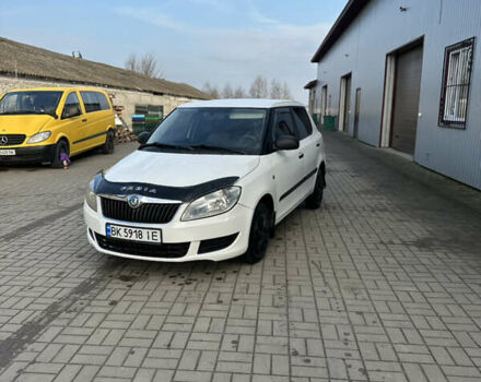 Белый Шкода Фабия, объемом двигателя 1.2 л и пробегом 266 тыс. км за 3299 $, фото 1 на Automoto.ua