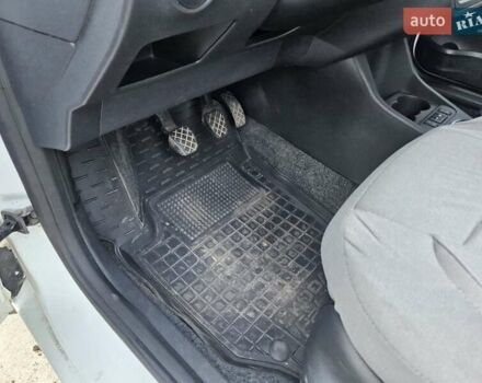 Белый Шкода Фабия, объемом двигателя 1.6 л и пробегом 198 тыс. км за 5200 $, фото 19 на Automoto.ua