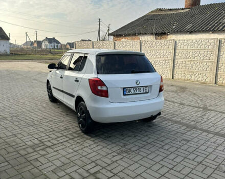 Белый Шкода Фабия, объемом двигателя 1.2 л и пробегом 266 тыс. км за 3299 $, фото 2 на Automoto.ua