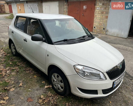 Белый Шкода Фабия, объемом двигателя 1.2 л и пробегом 240 тыс. км за 5000 $, фото 3 на Automoto.ua
