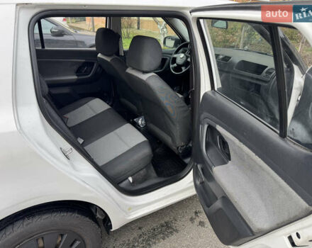 Белый Шкода Фабия, объемом двигателя 1.39 л и пробегом 330 тыс. км за 3999 $, фото 11 на Automoto.ua