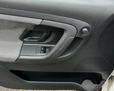 Белый Шкода Фабия, объемом двигателя 1.2 л и пробегом 240 тыс. км за 5000 $, фото 12 на Automoto.ua